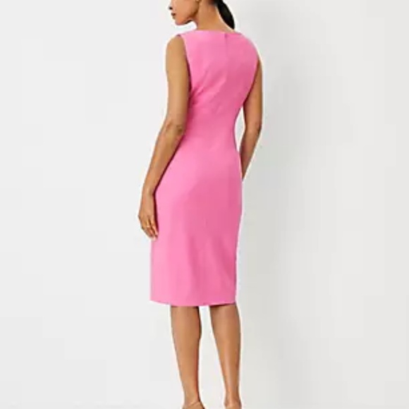 The Seamed V-Neck Sheath Dress in Linen Blend - Picture 2 of 4